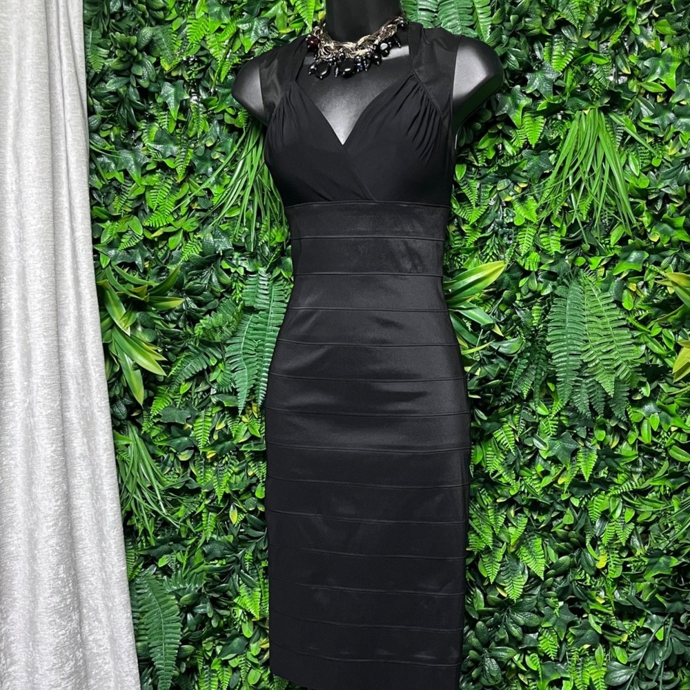 Cache Dress Size 4 Black V-Neck Bandage Tiered Bodycon Cocktail Classic 4270